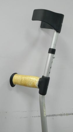Imagen de una Muleta Ortopédica Tradicional, con venda y esponja para poder disminuir el dolor que genera su uso