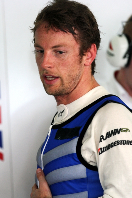 El piloto de Fórmula1 Jensson Button del equipo McLaren vistiendo un Chaleco Refrigerante de ArcticHeat arcticheat button mclaren f1 formula1 cool vest ice chaleco refrigerante