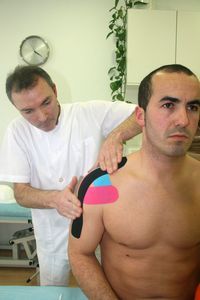 Imagen referida al Vendaje Neuromuscular kinesiology tape vendaje neuromuscular manual aplicaciones